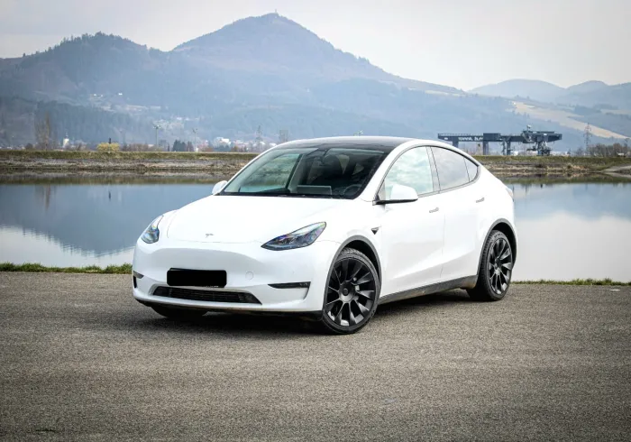 Tesla Model Y Long Range Ryzen, R20, SOH 92%, nelakované, Matrix, 4x dvojité sklá, DPH