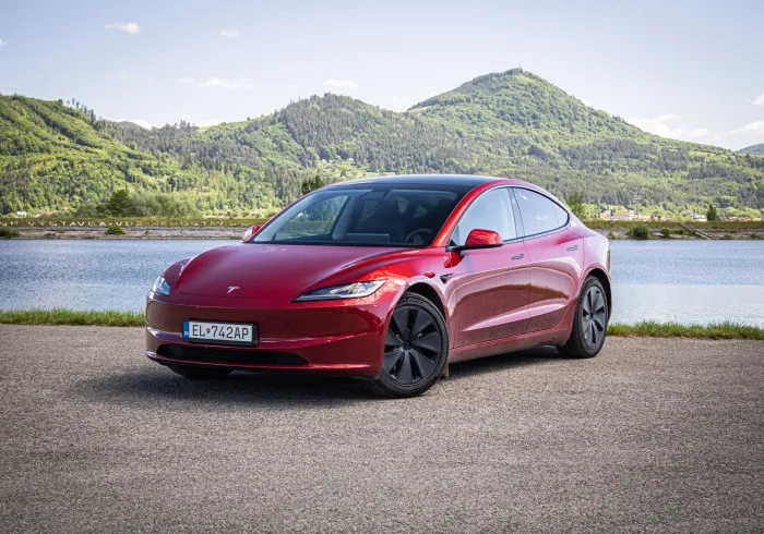Tesla Model 3 Highland Long Range 93%SOH, Ultra red metalíza, fólie, odpočet